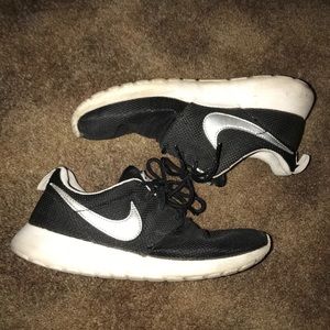 Nike Black Roshe Run Sneakers